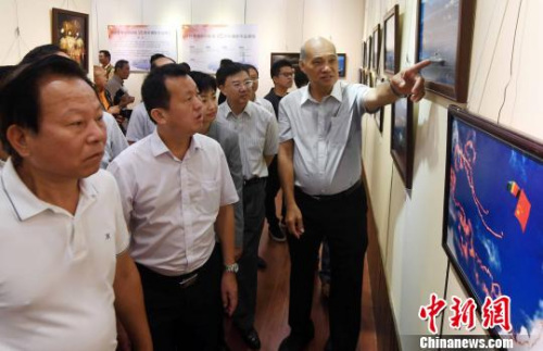 慶祝香港回歸祖國二十周年攝影作品展，吸引觀展閩港嘉賓的目光?！∮浾邉⒖筛z