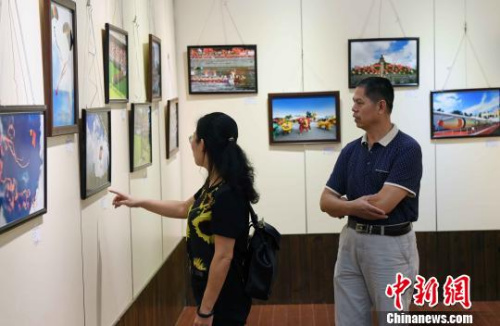 慶祝香港回歸祖國二十周年攝影作品展，吸引觀眾眼球。　記者劉可耕　攝