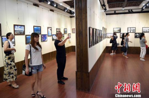 慶祝香港回歸祖國二十周年攝影作品展在福州三坊七巷福建省華僑文化展示中心開幕?！∮浾邉⒖筛z