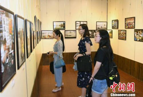 慶祝香港回歸祖國二十周年攝影作品展，吸引觀眾眼球?！∮浾邉⒖筛z