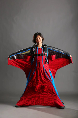 于音展示高空飛行用翼裝。（美國《世界日報》/于音提供）