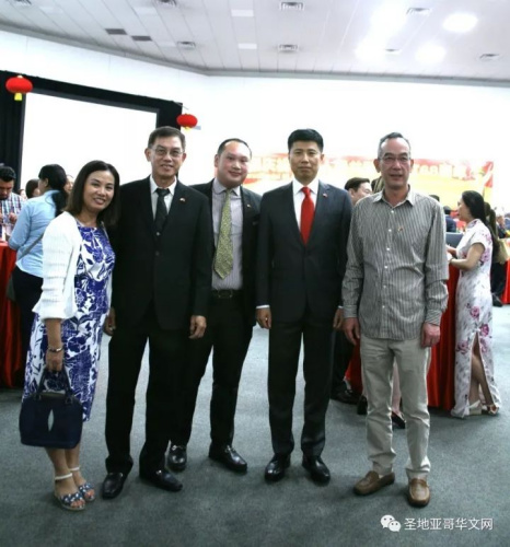 蒂華納總領(lǐng)事于波與美墨邊境僑界代表合影。（圣地亞哥華文網(wǎng)微信公眾號）