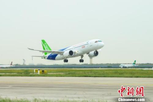 9月28日上午，C919大型客機(jī)10101架機(jī)在上海浦東機(jī)場(chǎng)完成一架次檢飛任務(wù)?！≈袊?guó)商飛公司 攝
