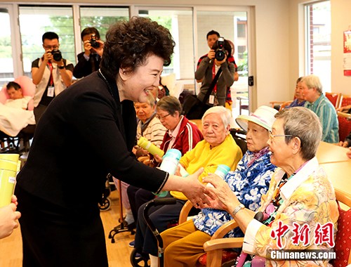 資料圖為裘援平向在悉尼華助中心生活的老人們贈送禮品。<a target='_blank' >中新社</a>記者 賴海隆 攝