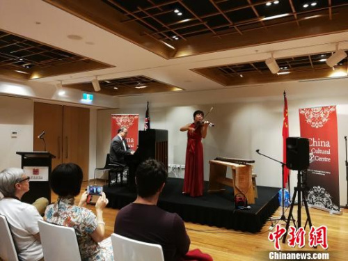 小提琴家夏冰女士演奏《梁祝》?！×值ぁz