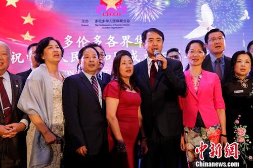當(dāng)?shù)貢r間9月30日晚，加拿大多倫多僑界舉行慶祝中華人民共和國成立68周年晚宴。圖為中國駐多倫多總領(lǐng)事何煒（前排右三）、多倫多華人團(tuán)體聯(lián)合總會主席林性勇（前左三）及一眾嘉賓共同唱響《歌唱祖國》。<a target='_blank' >中新社</a>記者 余瑞冬 攝