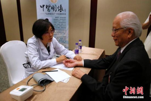 圖為海外僑胞接受中醫(yī)診療。<a target='_blank' >中新社</a>記者 李慧思 攝