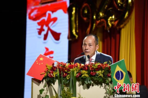 圖為巴西華人協(xié)會會長朱蘇忠致辭?！∧尚?攝