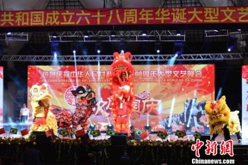 圖為開場舞獅助興。　莫成雄 攝