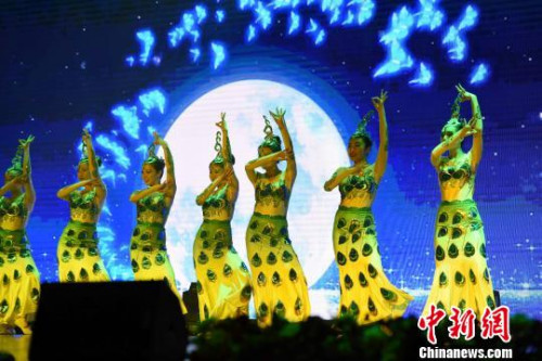 圖為唐韻藝術(shù)團(tuán)表演舞蹈《碧波孔雀》?！∧尚?攝