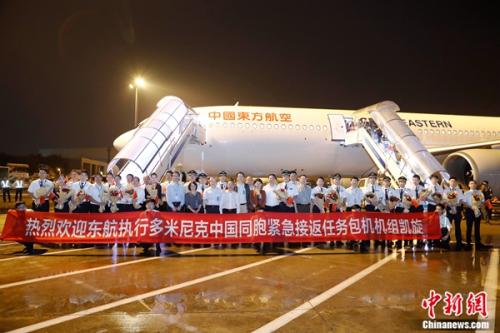 載有161名中方人員的東航MU599航班平安降落在虹橋國(guó)際機(jī)場(chǎng)。 殷立勤 攝