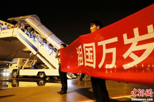 載有161名中方人員的東航MU599航班平安降落在虹橋國(guó)際機(jī)場(chǎng)。 殷立勤 攝
