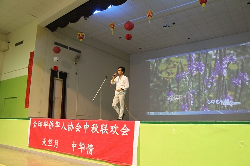聯(lián)合會上獨唱“友誼之光”。