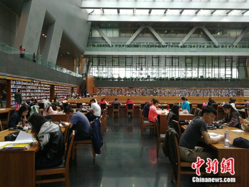 十一黃金周期間，不少人選擇在圖書館度過難得的休閑時(shí)光。圖為假期期間國家圖書館里的閱讀者。<a target='_blank'  >中新網(wǎng)</a>記者 張尼 攝