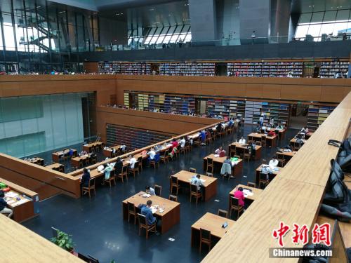 圖為假期期間國家圖書館里的閱讀者。<a target='_blank'  >中新網(wǎng)</a>記者 張尼 攝