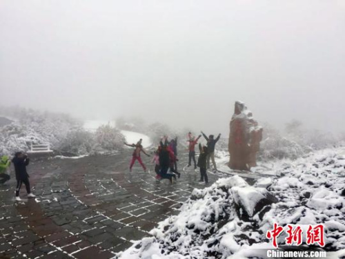 游客在如水墨畫(huà)的風(fēng)景里歡跳?！≌缑贰z