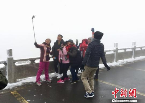 游客在景區(qū)玩起自拍?！≌缑贰z