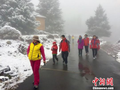 雪天依然難擋游人的腳步，大批游客來(lái)到天山天池景區(qū)游覽賞雪景。　甄梅　攝