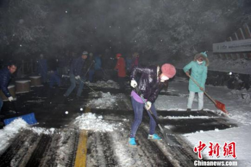 天山天池景區(qū)為保游客出行暢通，組織環(huán)衛(wèi)人員進(jìn)行清掃作業(yè)?！∑铑伋z