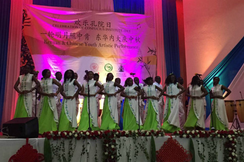 莫伊大學孔院服裝表演團表演精彩的節(jié)目。