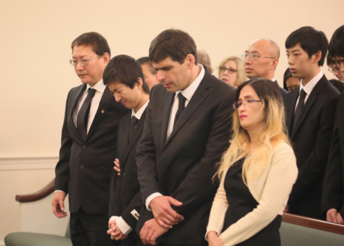 劉美蕓悲痛的父親劉志強(qiáng)(左起)、哥哥劉心誠(chéng)和媽媽羅麗玲(右)。(美國(guó)《世界日?qǐng)?bào)》/張蕙燕 攝)