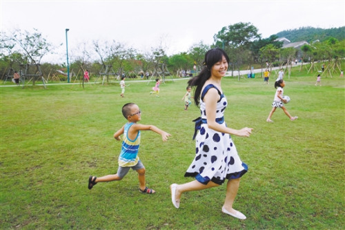 長假期間，長廊生態(tài)園內(nèi)舉行泡泡大戰(zhàn)活動，場面熱鬧。 李雨溪 攝