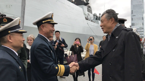 中國(guó)駐英國(guó)大使劉曉明(右)與編隊(duì)指揮員王仲才握手話別。(《歐洲時(shí)報(bào)》/陳述 攝)
