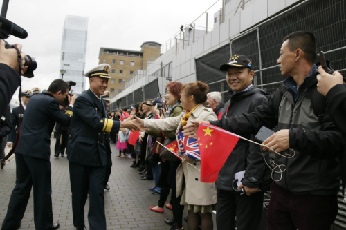 王仲才與僑胞一一握手。(《歐洲時(shí)報(bào)》/陳述 攝)