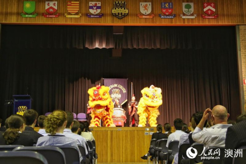 揭幕儀式上的舞獅表演。