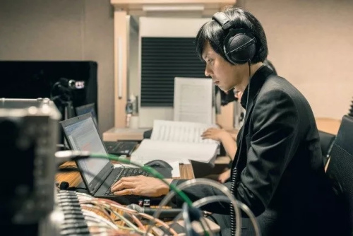 一走進錄音室孫紹庭便顯得氣場十足(圖片均來自華加微信公眾號) 一走進錄音室孫紹庭便顯得氣場十足(圖片均來自華加微信公眾號)