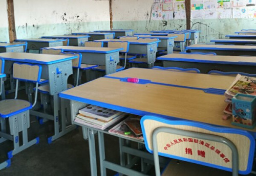 總領(lǐng)館向?qū)W校捐贈(zèng)課桌椅。
