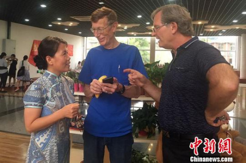 馮翠玲(左一)與外教在溝通工作?！＄娦?攝