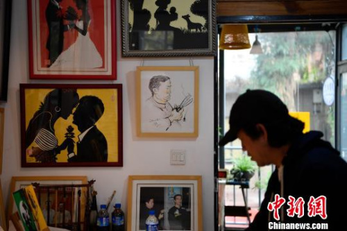 圖為工作室內(nèi)展示的剪紙作品?！⑷疥?攝