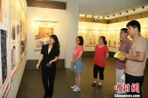 圖為蘇文珠為讀者講解展覽內容。受訪者供圖