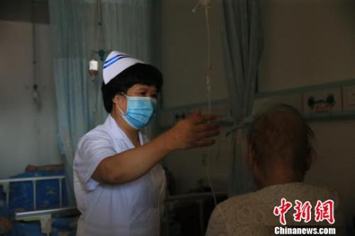 杜麗群在護(hù)理艾滋病人?！㈠P　攝