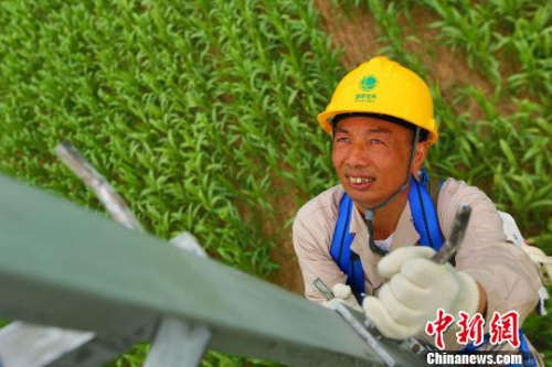 許啟金正在登塔作業(yè)。　韓蘇原 攝
