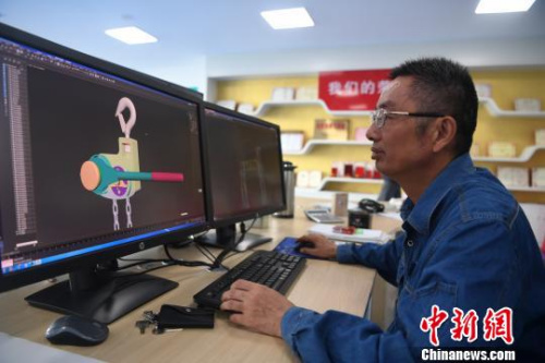 許啟金在工作室中用繪圖軟件繪制3D模型圖。　韓蘇原 攝