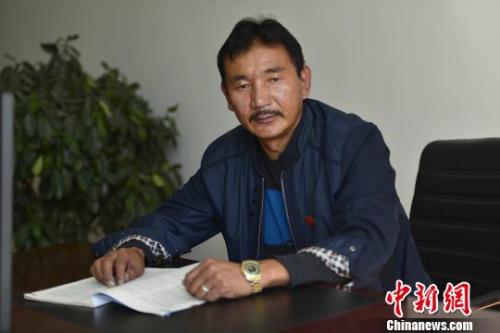 十九大代表向巴扎西?！≈芪脑?攝