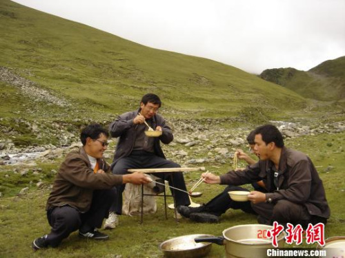 第六地質(zhì)大隊(duì)隊(duì)員們?cè)跁缫巴饩筒?。　周文?攝