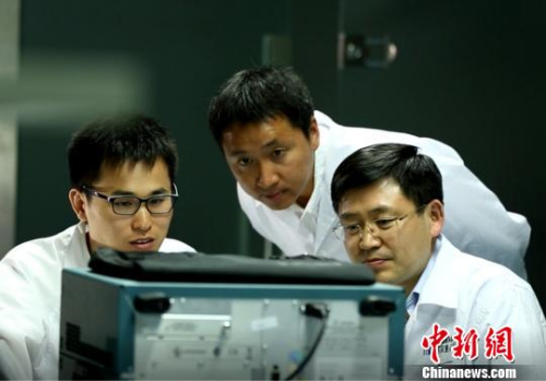 圖為，中國工程院院士、浪潮集團(tuán)首席科學(xué)家王恩東(右一)與團(tuán)隊成員進(jìn)行研發(fā)。資料圖