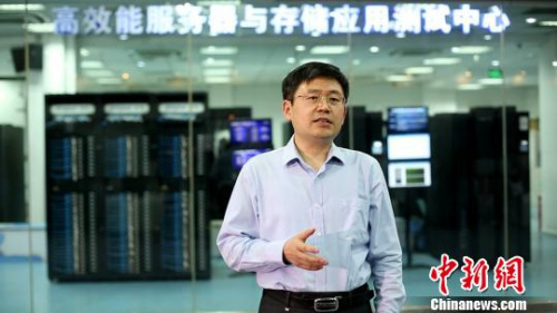 圖為，中國工程院院士、浪潮集團(tuán)首席科學(xué)家王恩東在浪潮展廳介紹科研成果。資料圖