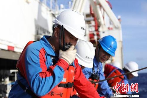 圖為周皓出海參與深?？瓶既蝿?wù)。 受訪者供圖
