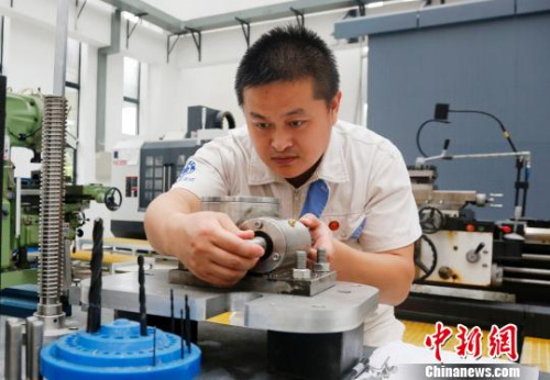 圖為工作中的周皓?！∫Ｃ?攝