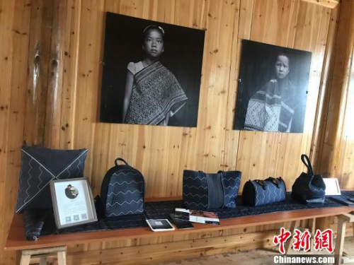 加入設計元素、融入現(xiàn)代生活的侗錦產(chǎn)品 傅煜 攝