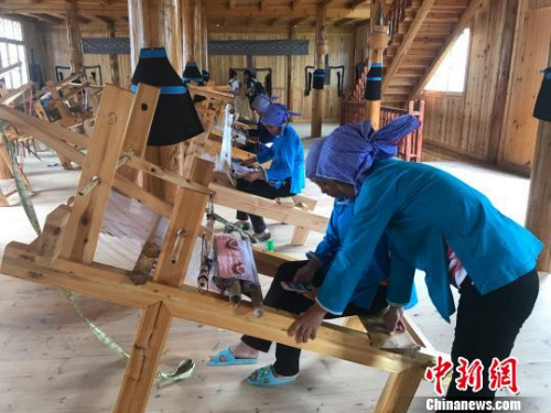 織娘們在“中國侗錦傳承基地”互相交流、切磋技藝 傅煜 攝