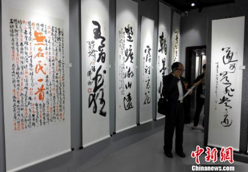 王巖平藝術工作室展示書法精品。　楊伏山 攝