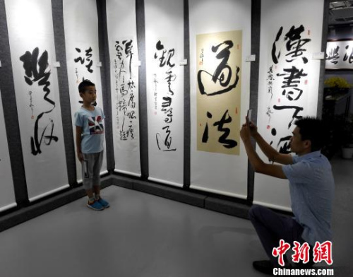 王巖平藝術工作室展示書法精品。　楊伏山 攝