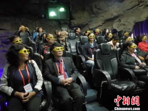 海外華文教育代表在觀看《煤炭是如何形成的》4D影片。　楊杰英 攝