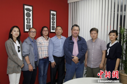 中國新聞社副社長(zhǎng)兼副總編輯夏春平( 左四)及訪問團(tuán)成員與《拉美僑聲》社長(zhǎng)朱挺彰(右三)等合影。余瑞冬 攝