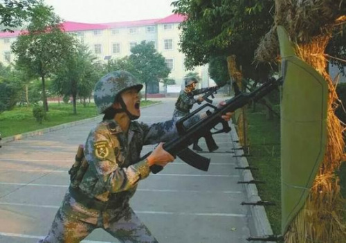 張欽在進行刺殺訓(xùn)練。